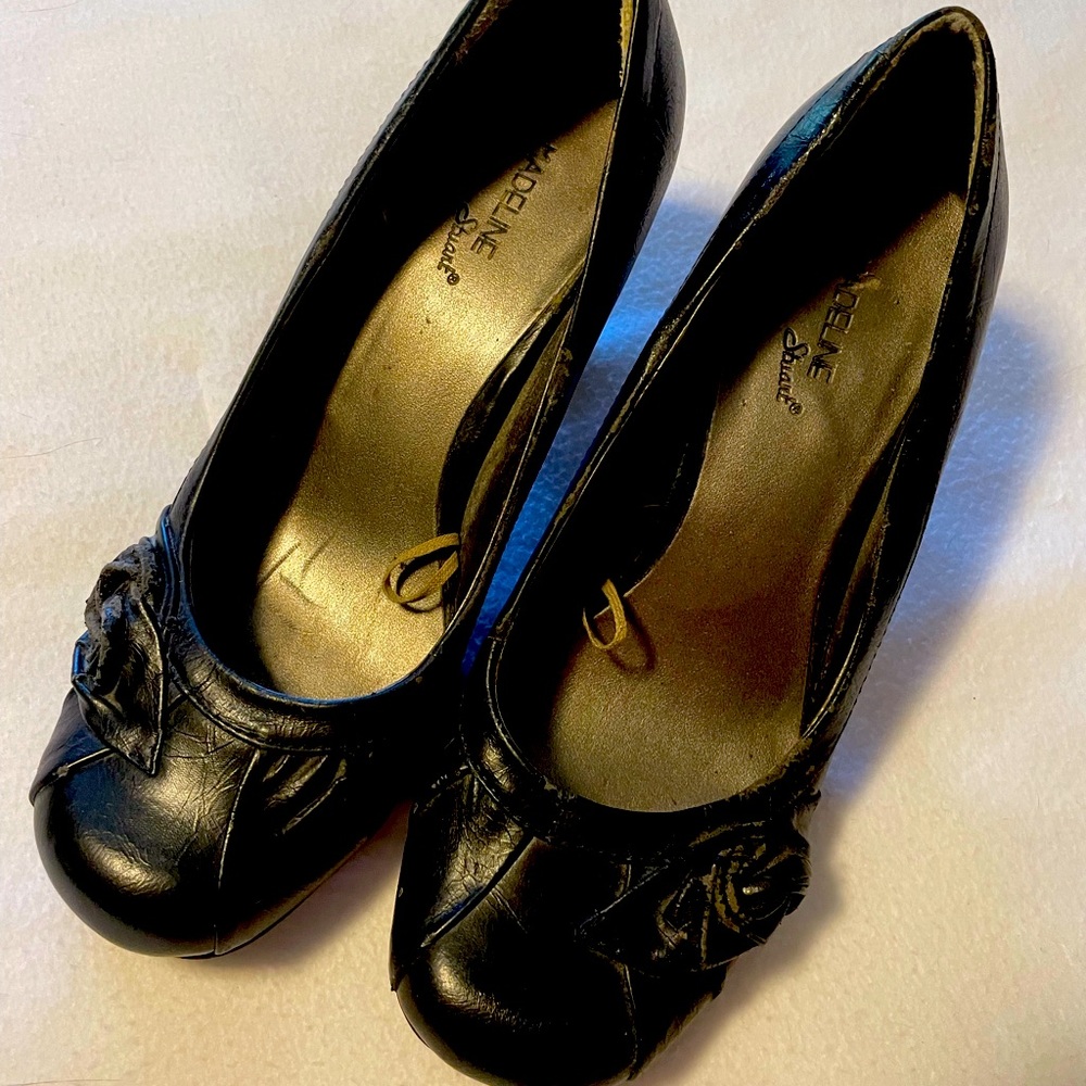 Black pumps